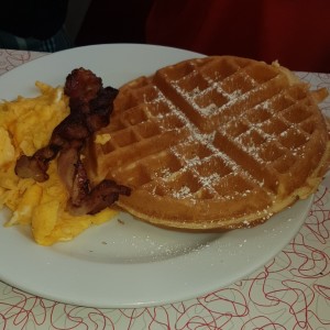 wafles huevo y Bacon