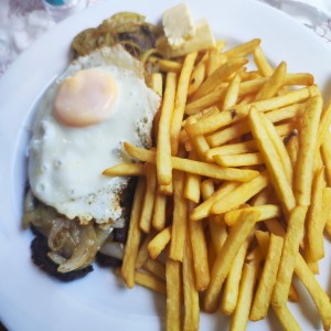 bistec a caballo con papas fritas