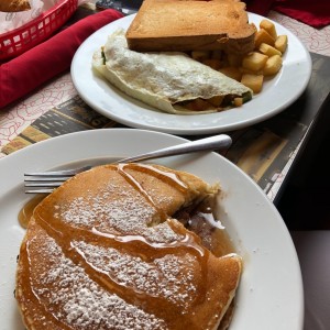 Stacker de Pancakes con Omellete de claras con vegetales.