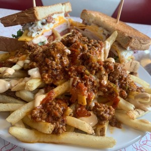 club sandwich con papas y chili adicional