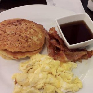 Pancakes, huevo revuelto y tocino 