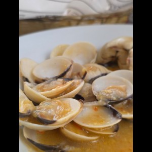 Almejas al Ajillo