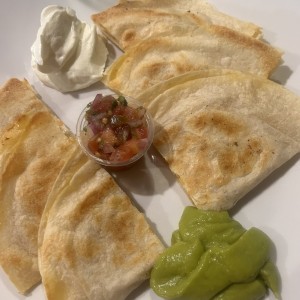 Quesadillas de pollo con guacamole, sour cream y pico de gallo