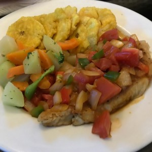 fikete de corvia en salsa roja
