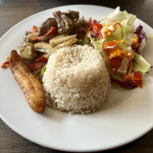 Menu del dia. Carne en salda de hongos