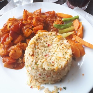 camarones en salsa criolla con arroz pencas