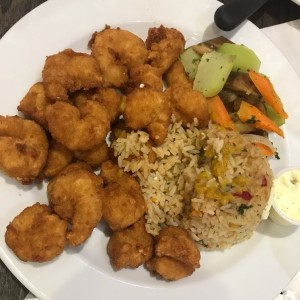 camarones apanados con arroz penca