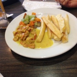 camarones al ajillo con yuca frita
