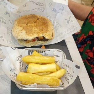 Pita Sandwich de Falafel con yuca Frita