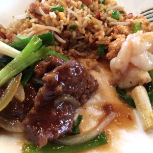 Arroz Frito, Carne estilo Mongolian y camarones con jengibre.
