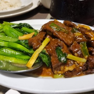 Carne con hojas de mostaza