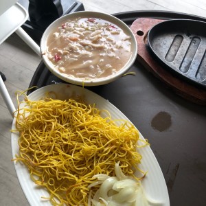 chiw mein mixto. plato caliente.