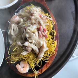 chow mein servido en plato caliente.