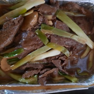 carne con jengibre y cebollin