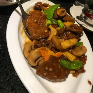 carne con hongos y vegetales