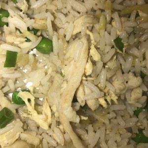 Arroz frito de pollo con lechuga y guisantes.