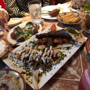 Mesa Libanesa. las Carnes variadas