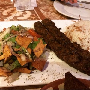 Kofta de Cordero con Arroz y Fatoush