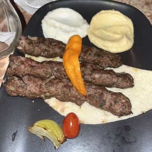 Platos Fuertes - Kafta de Cordero