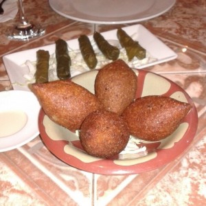 Kibbi con pollo y Hojas de uvas