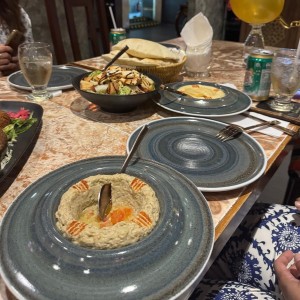 Entradas - Hummus, ensaladas
