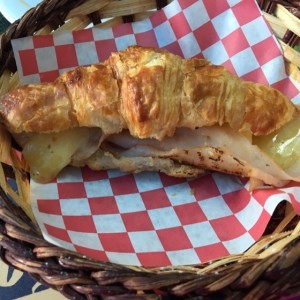 croissant de pavo y queso suizo