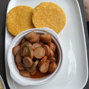 Salchicha guisada con hojaldra