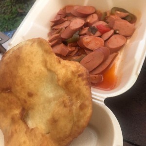 salchicha guisada y hojaldre