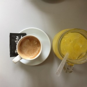 cafe cortado con jugo de naranja natural