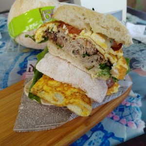 emparedado de pierna con Omelet