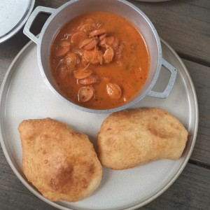 Salchicha guisada con hojaldra
