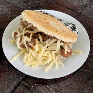 Arepa de carne y queso gouda