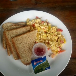 huevos revueltos desayuno con vegetales