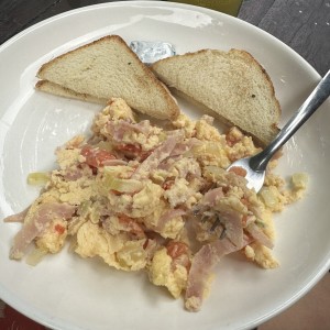 Huevos revueltos con pan tostado