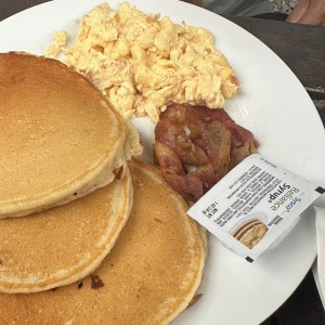 Panckes con huevos revueltos y bacon
