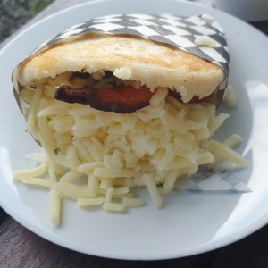 arepa gouda y bacon
