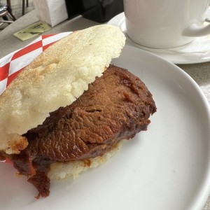 Arepa de asado negro