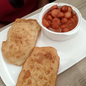 Salchicha guisada con hojaldra