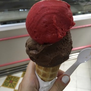 helado de frambuesa y chocolate