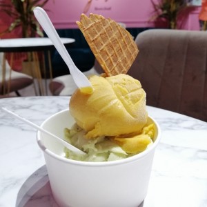Helado de dos sabores (mango y albahaca)