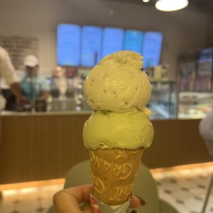 Helado de pistacho y de chocolate blanco con almendras 