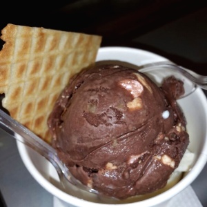 Helado de chocolate con malvas