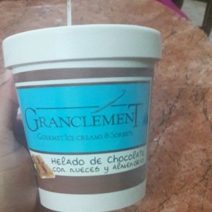 Pinta de helado de chocolate con nueces y almendras