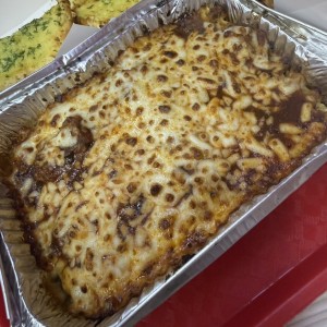 Combo lasagna con pan ajo y soda