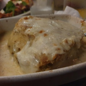 Lasagna de pollo en salsa blanca gratinada