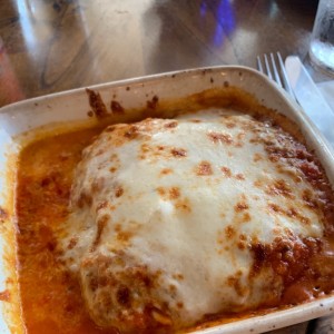 Lasagna de carne en salsa roja