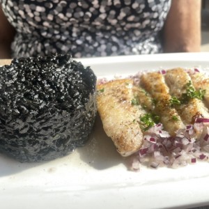Risotto de tinta de calamar y pescado 