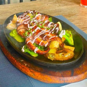 PULPO A LA PARRILLA (Pulpo al Grill con Papas Doradas y Vegetales Salteados)