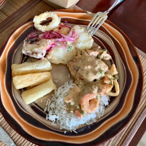De todo un poco en el plato.