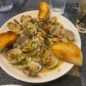 Almejas al ajillo